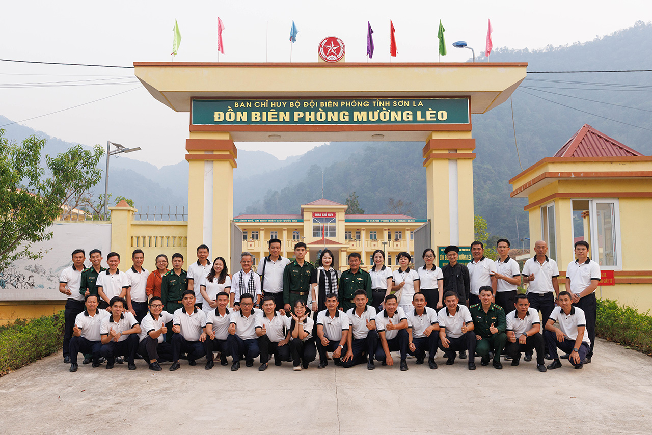 Đoàn xe Hành trình Từ Trái Tim vượt địa hình hiểm trở để đến với các chiến sĩ Đồn biên phòng Mường Lèo