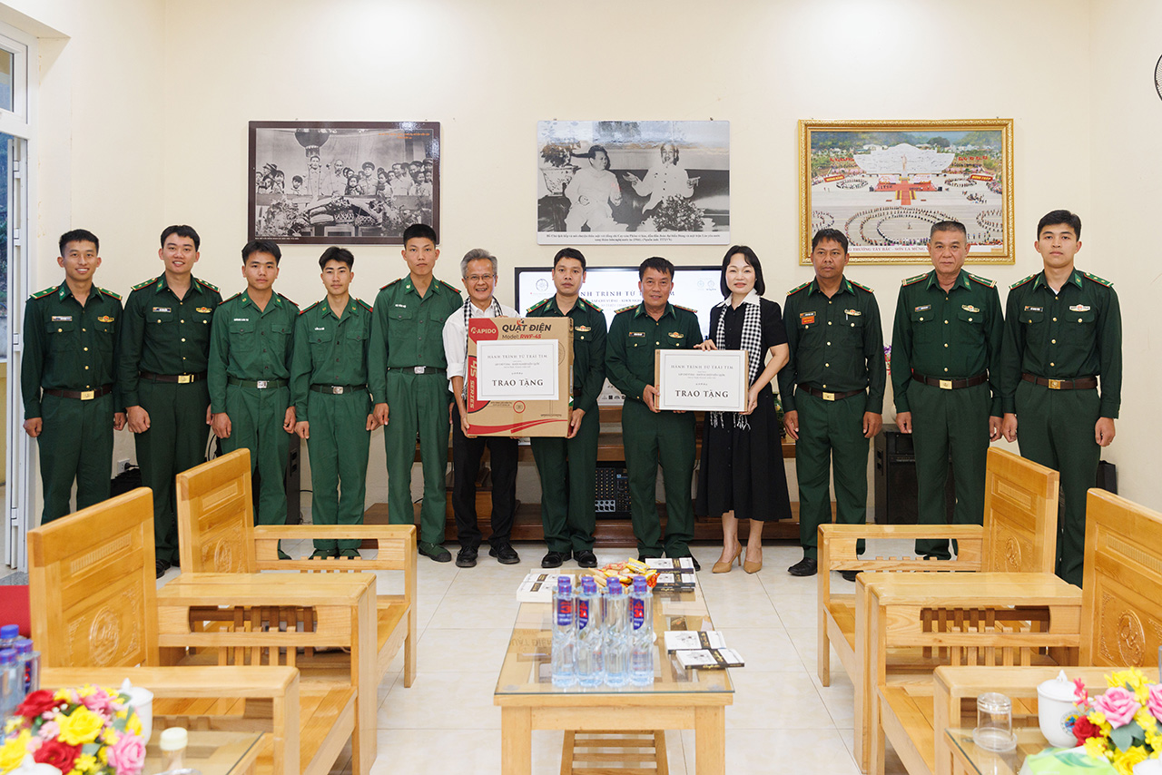 Hành trình Từ Trái Tim trao tặng sách và các phần quà có ý nghĩa thiết thực đến Đồn Biên phòng Mường Lèo