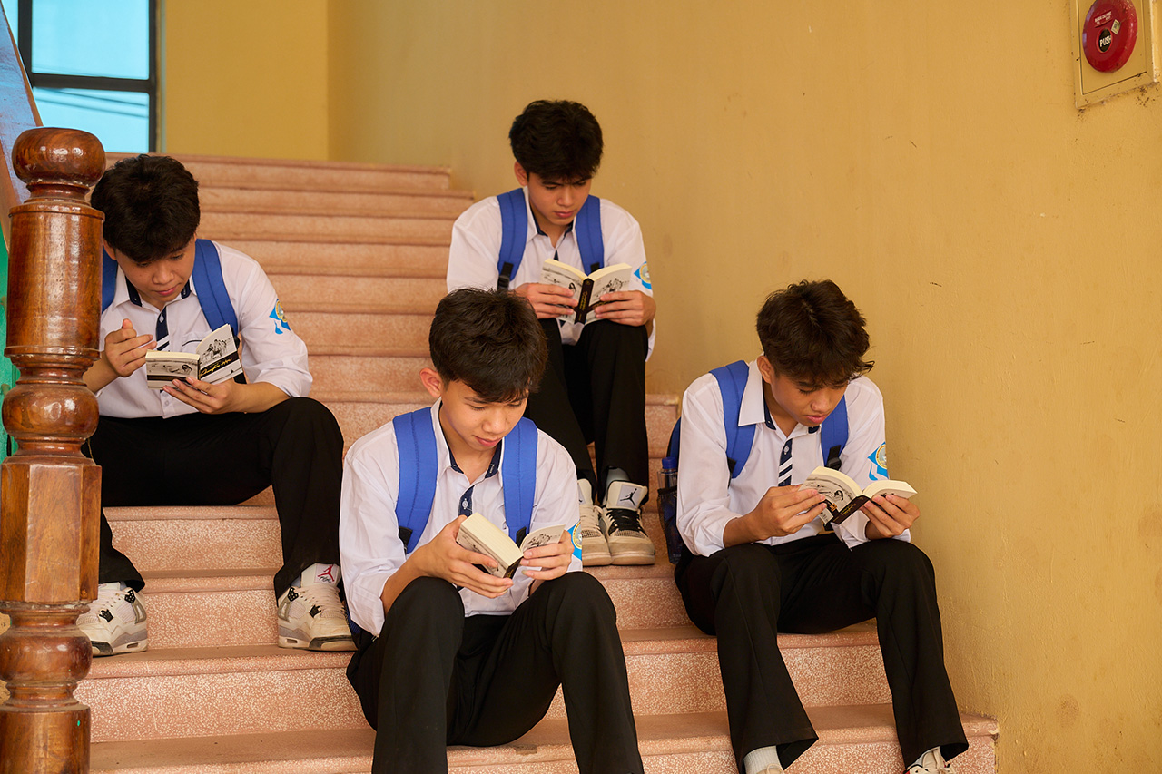 Sách quý đổi đời đến tay các em học, tiếp thêm niềm tin để các em vững bước theo đuổi ước mơ