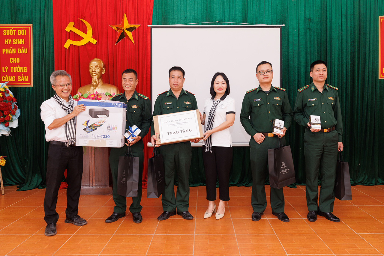Hành trình Từ Trái Tim trao tặng sách và các phần quà có ý nghĩa thiết thực đến Đồn Biên Phòng Na Cô Sa