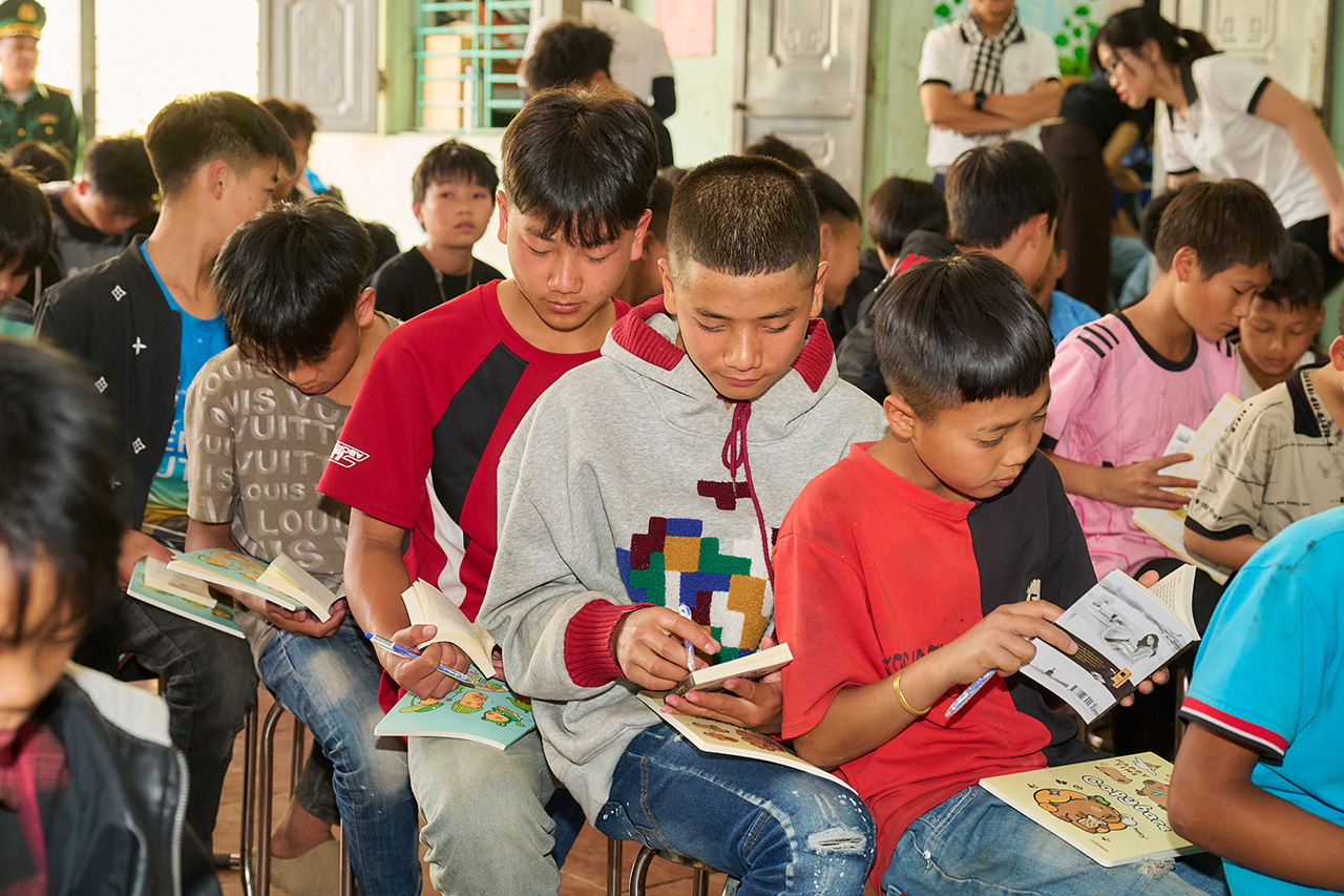 Các em học sinh tiếp cận những cuốn sách mới, từng bước mở rộng hiểu biết và nuôi dưỡng ước mơ