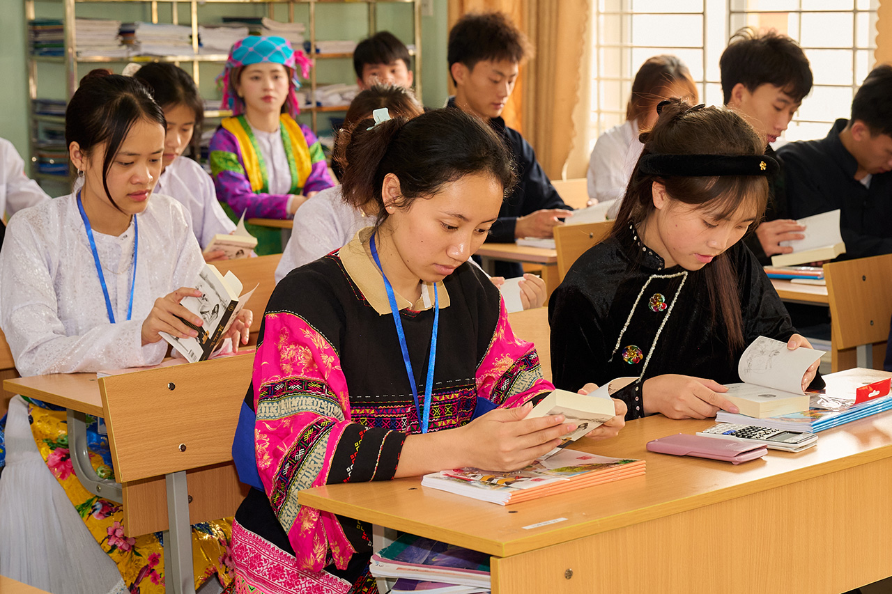 Các em học sinh nâng niu những cuốn sách quý đổi đời như hành trang ý nghĩa trên con đường hướng tới tương lai