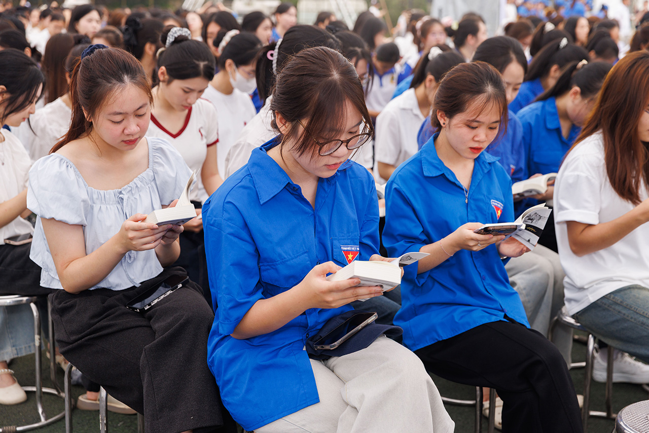 Sinh viên trân trọng những quyển sách Hành trình Từ Trái Tim trao tặng cũng như các bài học ý nghĩa đối với chặng đường lập nghiệp, lập chí