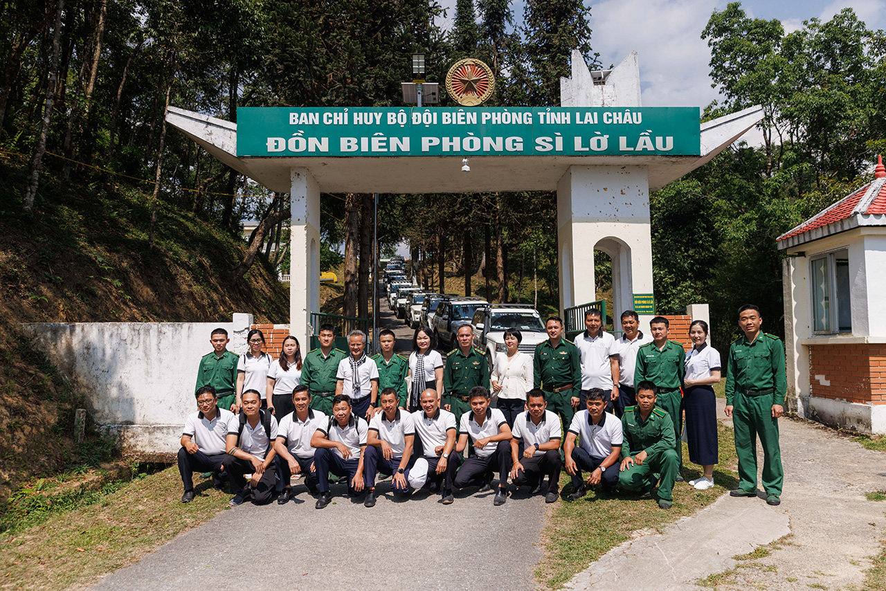 Vượt thách thức đường núi cheo leo, Hành trình Từ Trái Tim đã đến với các chiến sĩ đồn biên phòng nơi vùng cao.