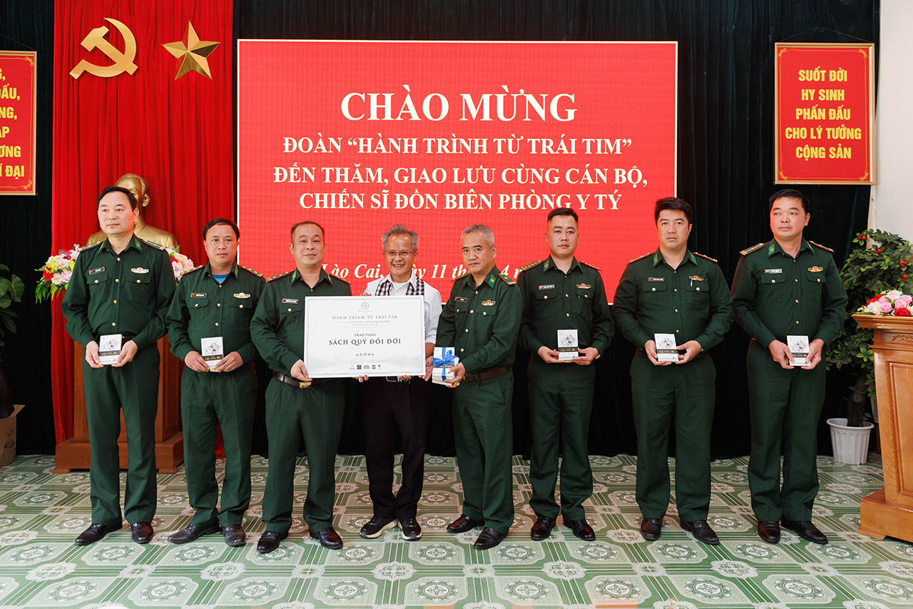 Hành trình Từ Trái Tim trao tặng những cuốn sách quý cùng nhiều phần quà thiết thực, tiếp thêm động lực cho cán bộ, chiến sĩ Đồn biên Phòng Y Tý