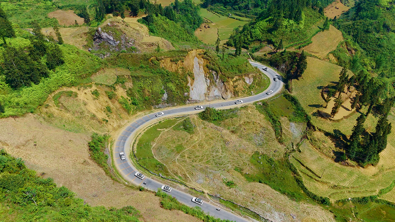 Hành trình Từ Trái Tim miệt mài vượt qua những cung đường đèo hiểm trở, núi cheo leo đến với Đồn biên phòng Pha Long