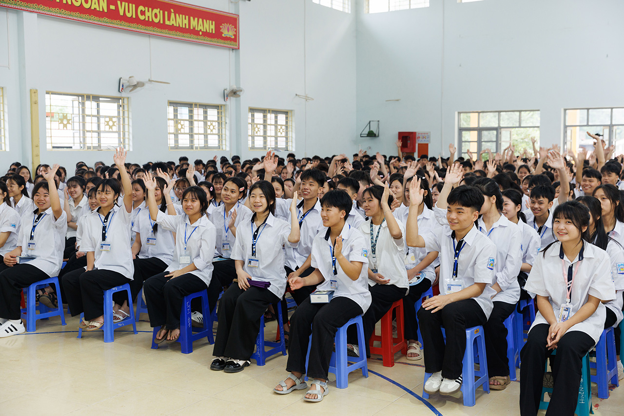 Các em học sinh Trường PTDT Nội trú THPT Hà Giang háo hức đón chào Hành trình Từ Trái Tim