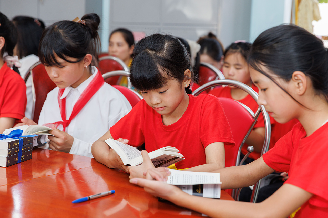 Những cuốn sách từ Hành trình Từ Trái Tim tiếp thêm động lực học tập và dưỡng ước mơ cho học sinh Trường PTDT bán trú THCS Quản Bạ