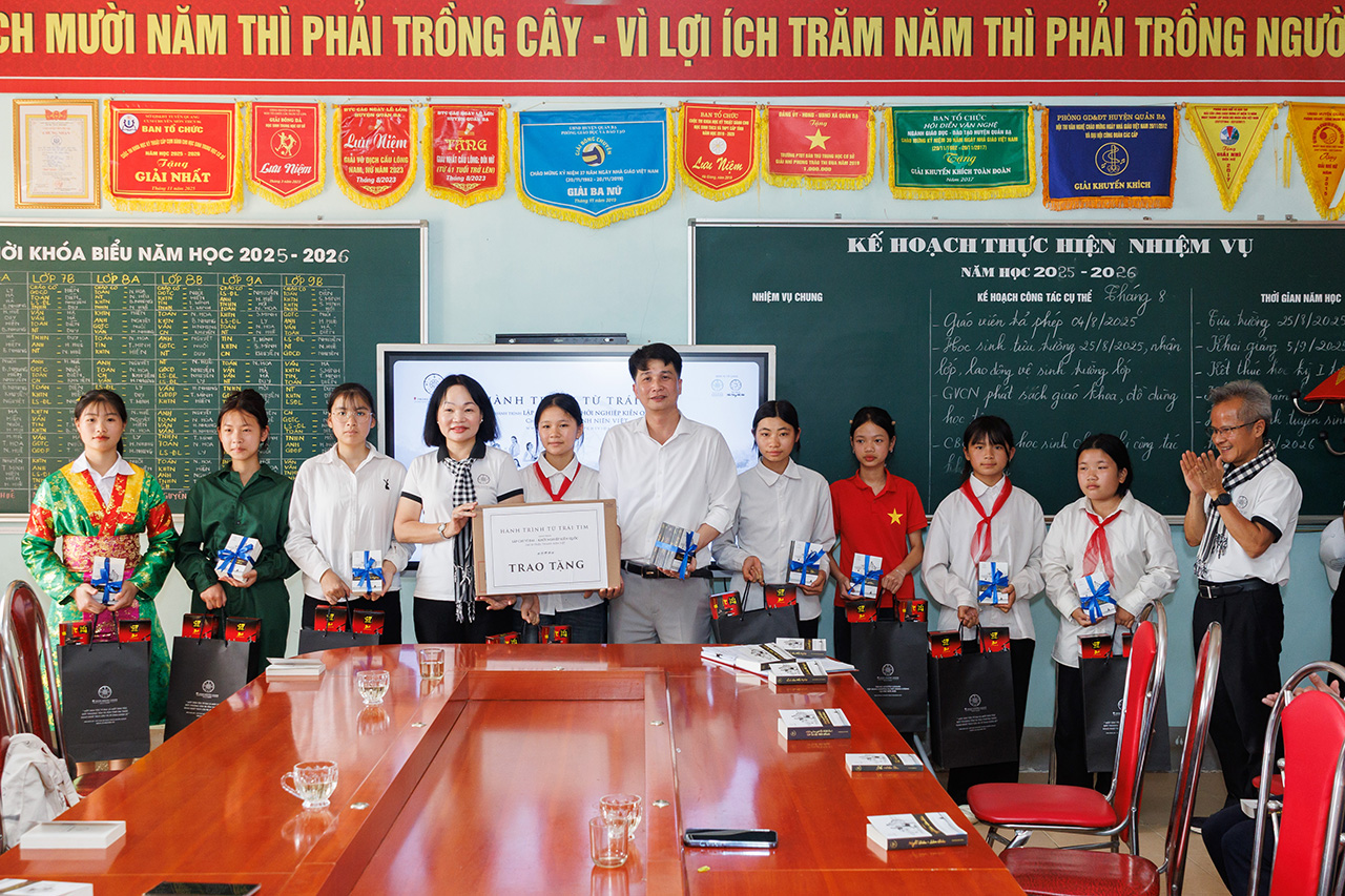 Hành trình Từ Trái Tim mang những cuốn sách quý đổi đời và nguồn động viên ý nghĩa đến với học sinh Trường PTDT bán trú THCS Quản Bạ