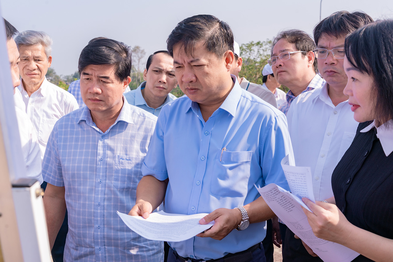 Bí thư Tỉnh ủy Đắk Lắk Lương Nguyễn Minh Triết (áo xanh, đứng giữa) cùng Đoàn công tác khảo sát thực địa tại các dự án trọng điểm trên địa bàn TP. Buôn Ma Thuột, sáng chủ nhật ngày 12/4.