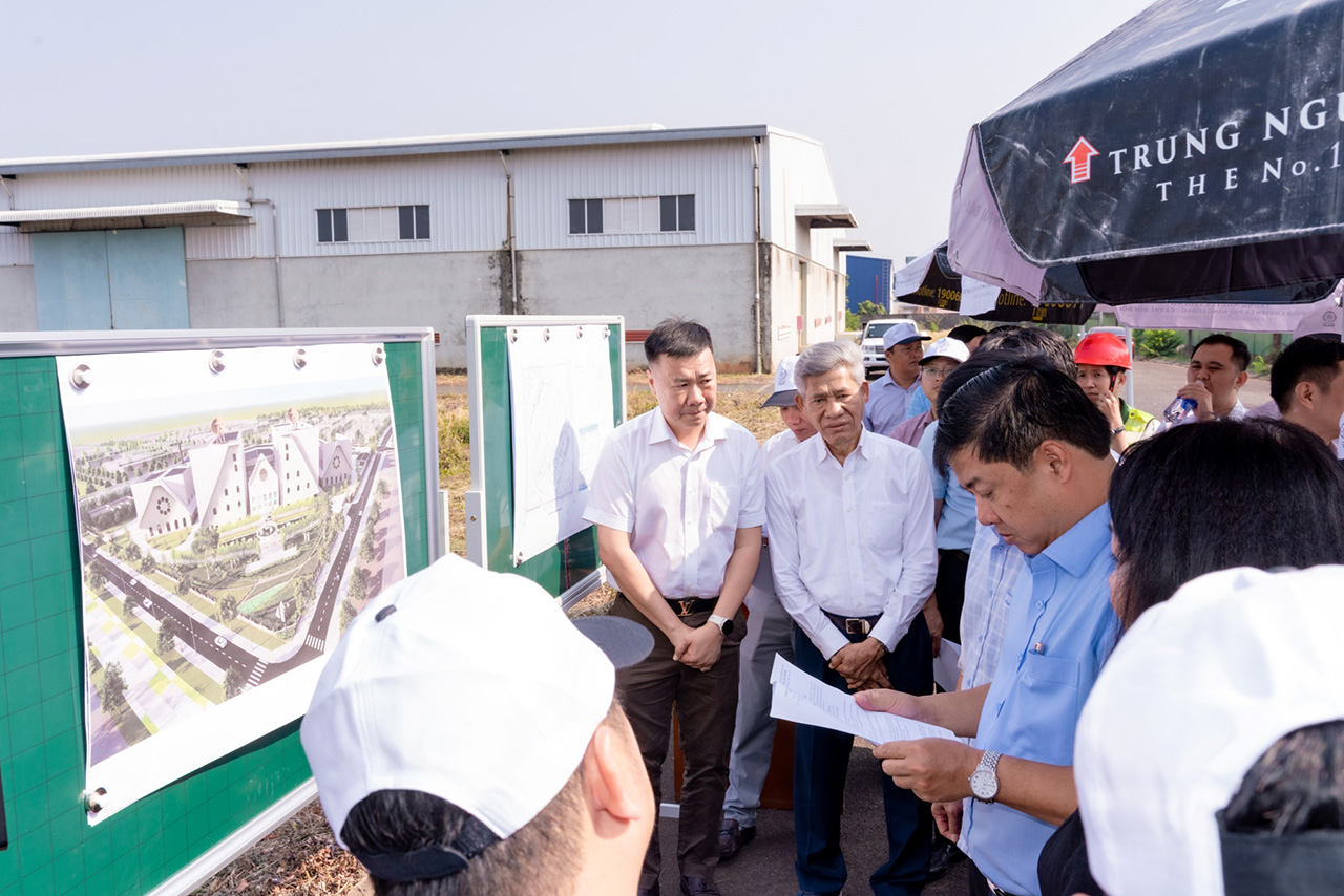 Bí thư Tỉnh ủy Đắk Lắk Lương Nguyễn Minh Triết (áo xanh) khảo sát, đề nghị Dự án Nhà máy Cà phê Trung Nguyên Legend xúc tiến khởi công vào tháng 6/2026 kết hợp cùng thời điểm diễn ra Hội nghị xúc tiến đầu tư thương mại của Tỉnh.