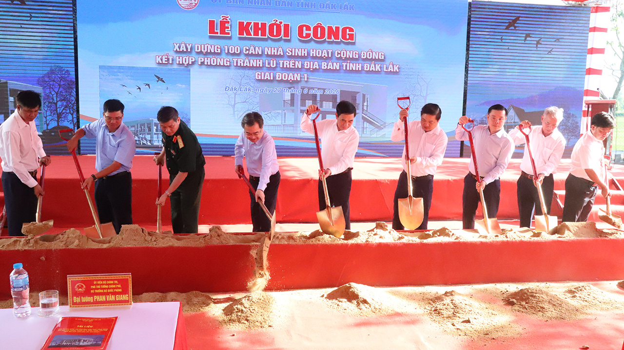 General Phan Van Giang – Member of the Politburo, Deputy Prime Minister, and Minister of National Defense (center); Mr. Nguyen Thanh Nghi – Member of the Politburo, Secretary of the Party Central Committee, and Head of the Central Policy and Strategy Commission (left); alongside central and local leaders, performing the groundbreaking ceremony for a community center combined with flood prevention in Hoa Thinh commune during the conference. Photo: Cong Ly.