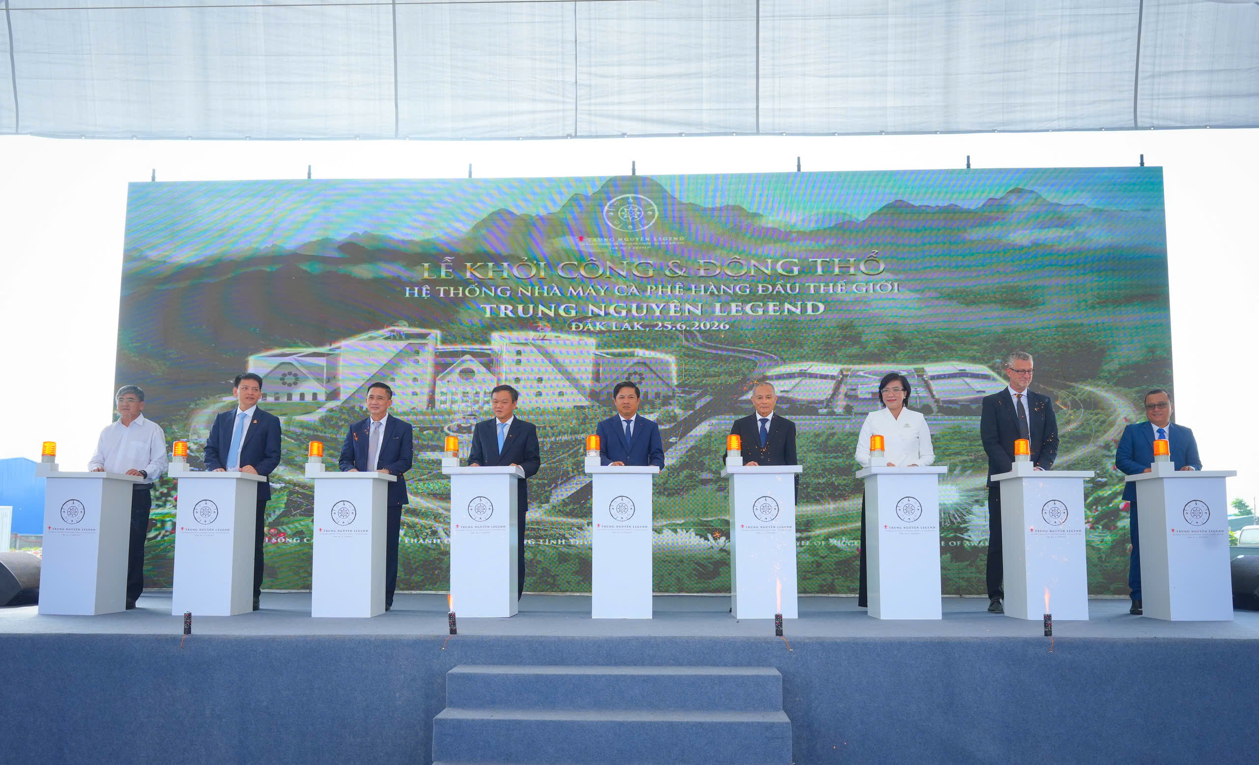 Mr. Luong Nguyen Minh Triet – Secretary of the Dak Lak Provincial Party Committee (center, fifth from the left), and delegates performing the groundbreaking ceremony for the world-leading coffee factory system of Trung Nguyen Legend during the 2026 Dak Lak Province Planning Announcement and Investment Promotion Conference.