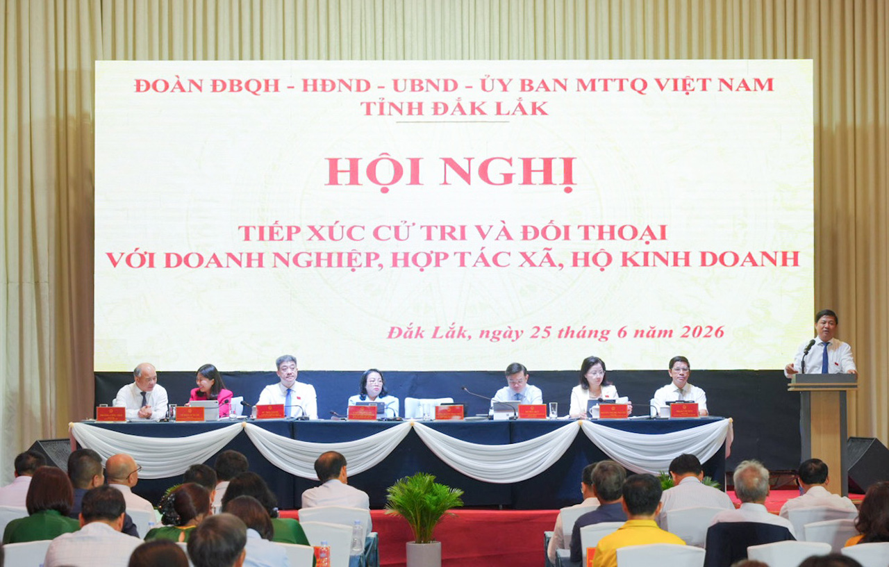 Provincial leaders from the National Assembly Delegation, People's Council, People's Committee, and Fatherland Front Committee listening to and highly appreciating the passionate feedback of voters, contributing to fostering innovation and high-quality human resource development in Dak Lak's new era.