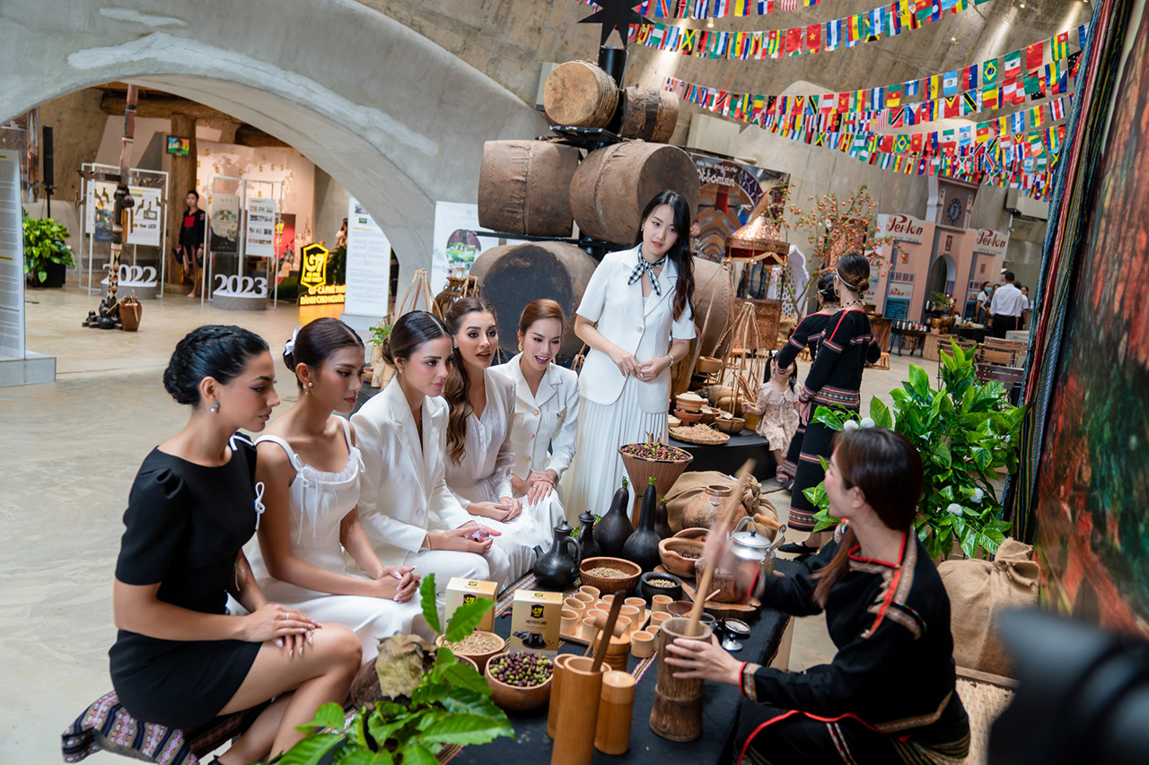 Các người đẹp Hoa hậu Hòa bình quốc tế hào hứng tìm hiểu lịch sử các nền văn minh cà phê tiêu biểu thế giới tại Bảo tàng Thế giới Cà phê.