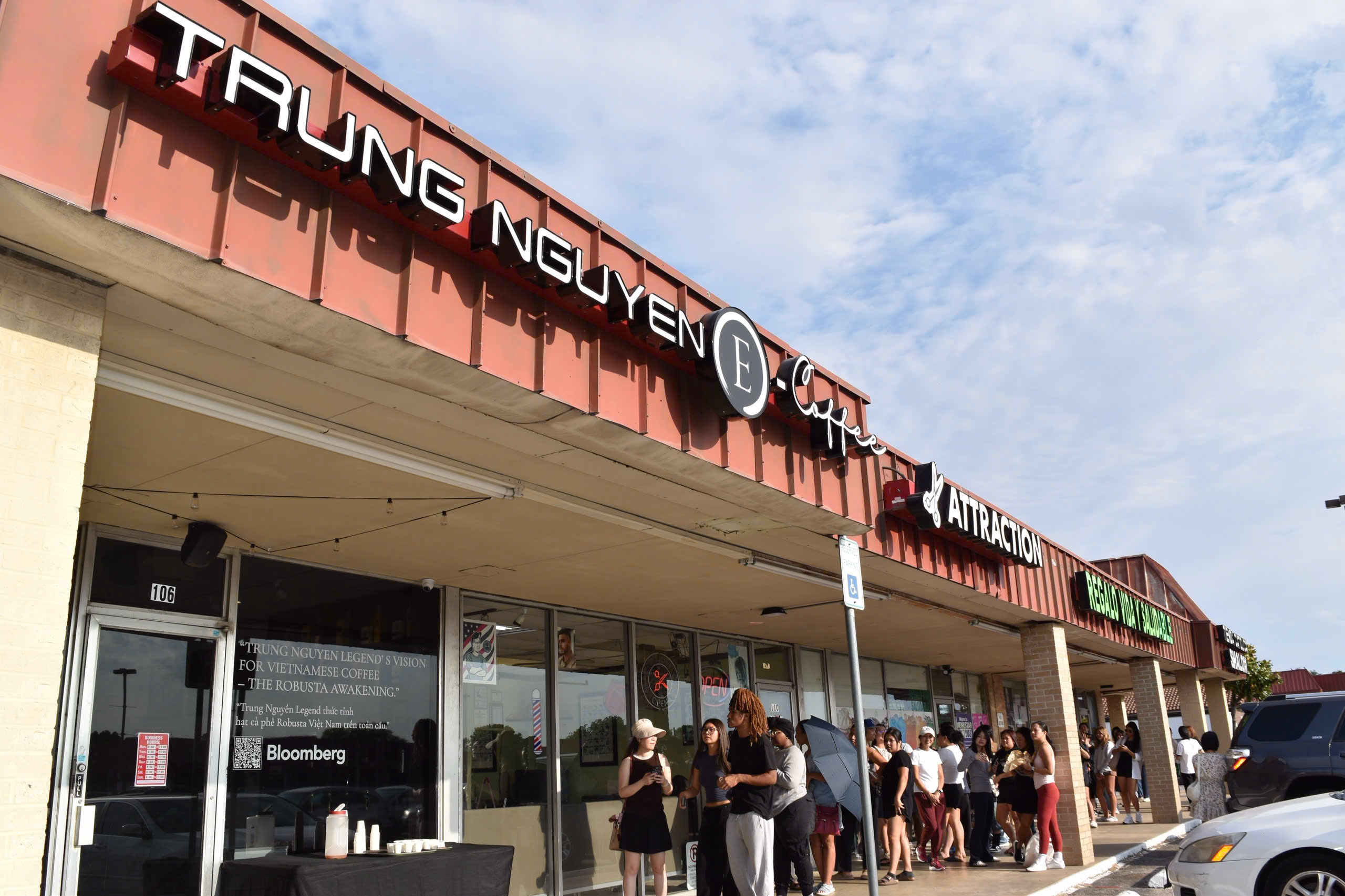 Cửa hàng Trung Nguyên E-Coffee khai trương tại Garland, Texas thu hút đông đảo người yêu cà phê tại Mỹ đến trải nghiệm.