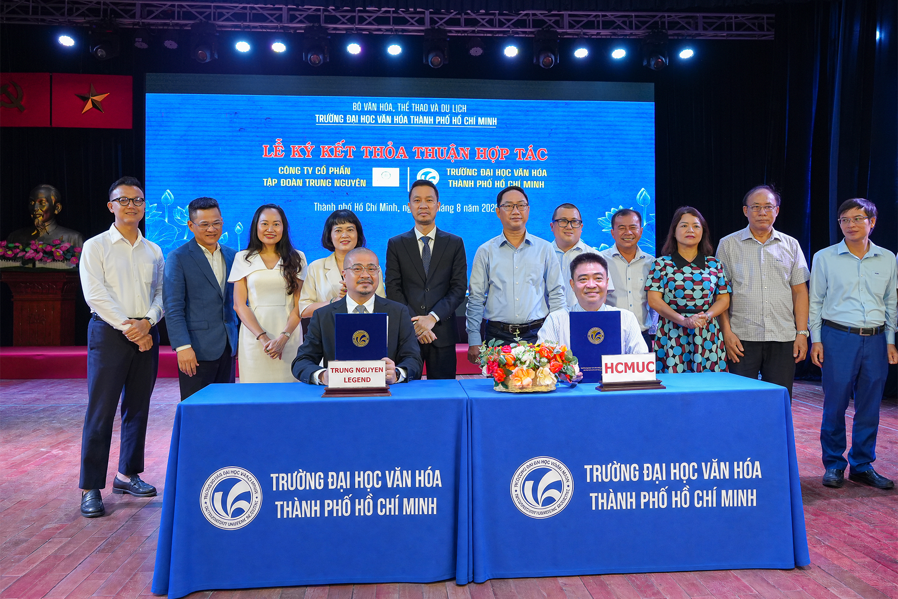 Trung Nguyên Legend ký kết thỏa thuận hợp tác với Trường Đại học Văn hóa TP.HCM – lần đầu tiên một trường Đại học triển khai chuyên ngành mới “Di sản cà phê – Kinh tế sáng tạo”, nhằm mở ra những định hướng mới trong đào tạo, nghiên cứu, bảo tồn và phát huy giá trị văn hóa cà phê Việt Nam.