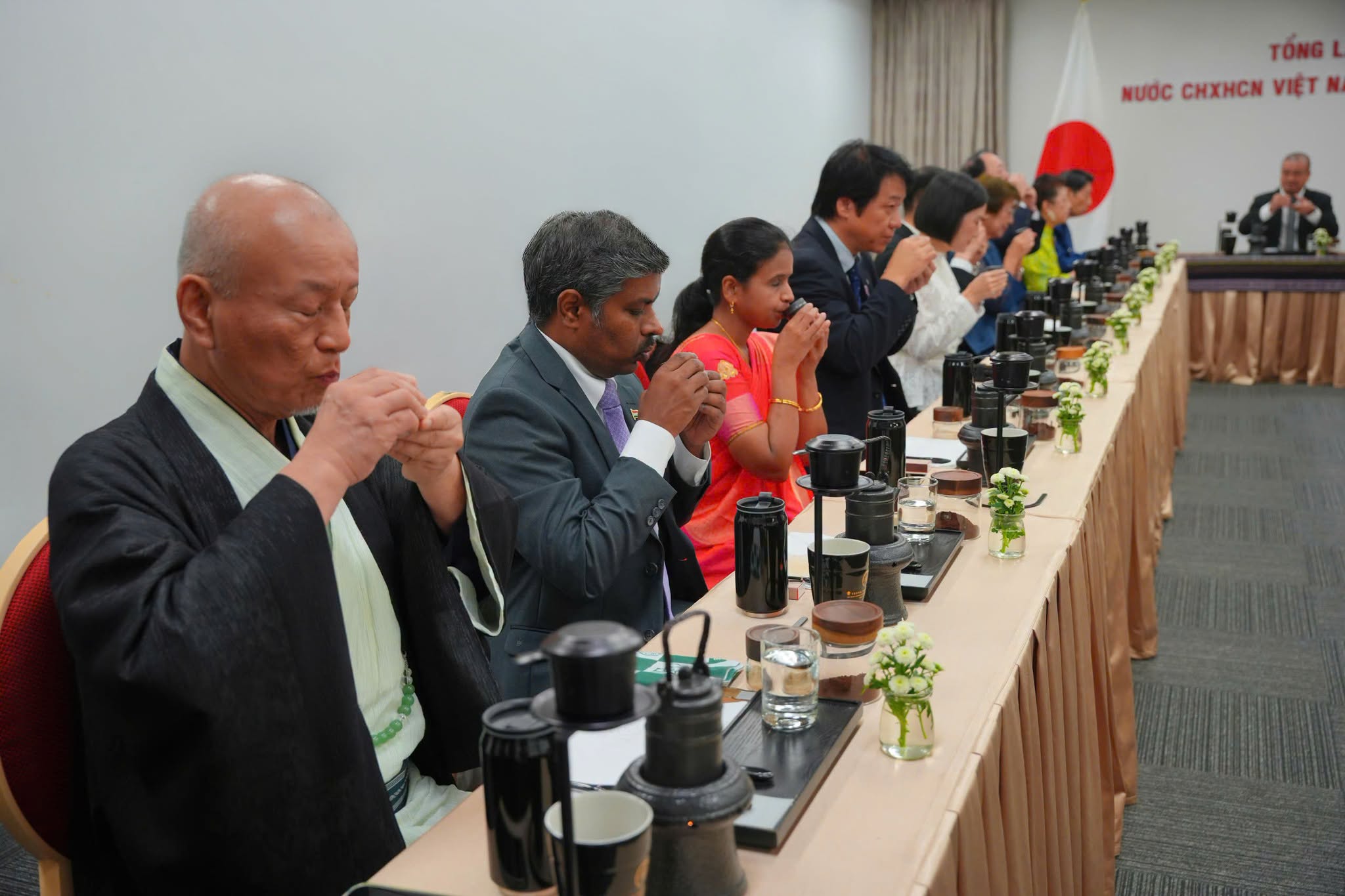 Ông Ramkumar C - Tổng lãnh sự Ấn Độ tại Fukuoka và phu nhân (thứ hai và ba từ trái sang) trải nghiệm Thiền Cà Phê trên quê hương Trà Đạo Nhật Bản.