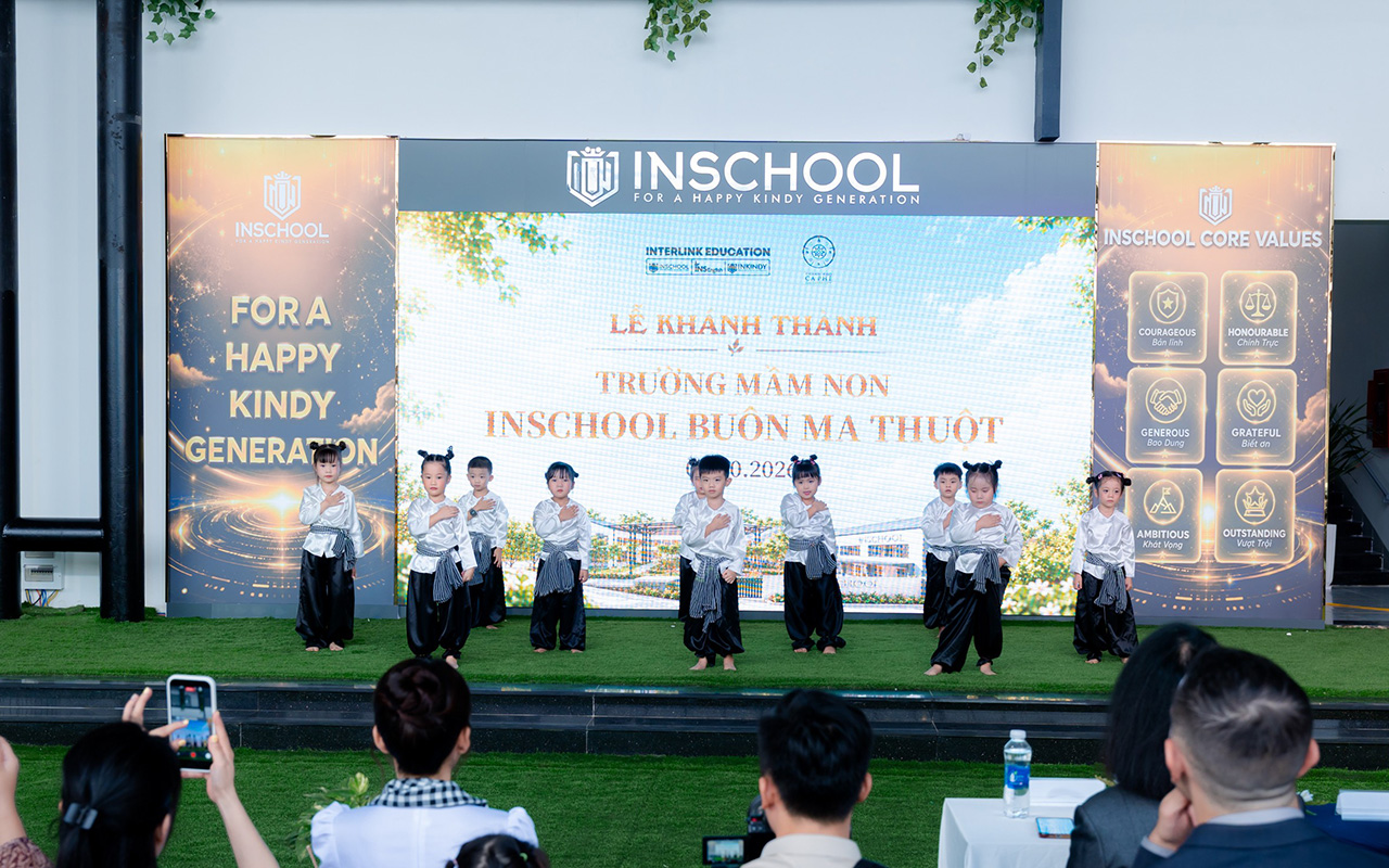 Các em học sinh Trường Mầm non INschool tại Thành Phố Cà Phê hân hoan trình diễn trong lễ khánh thành trường, cùng chào đón một hành trình học tập hạnh phúc.